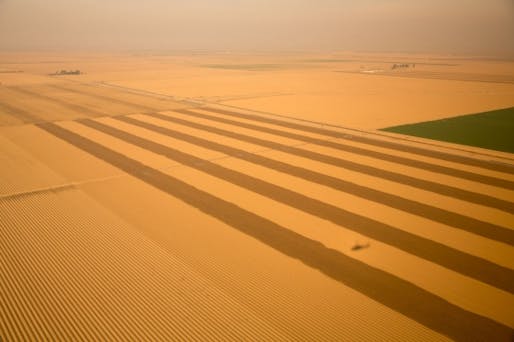 A view from Marine One en route to Firebaugh, California shows the devastating effects the state's ongoing drought has had on the agricultural sector. Credit: Pete Souza, public domain