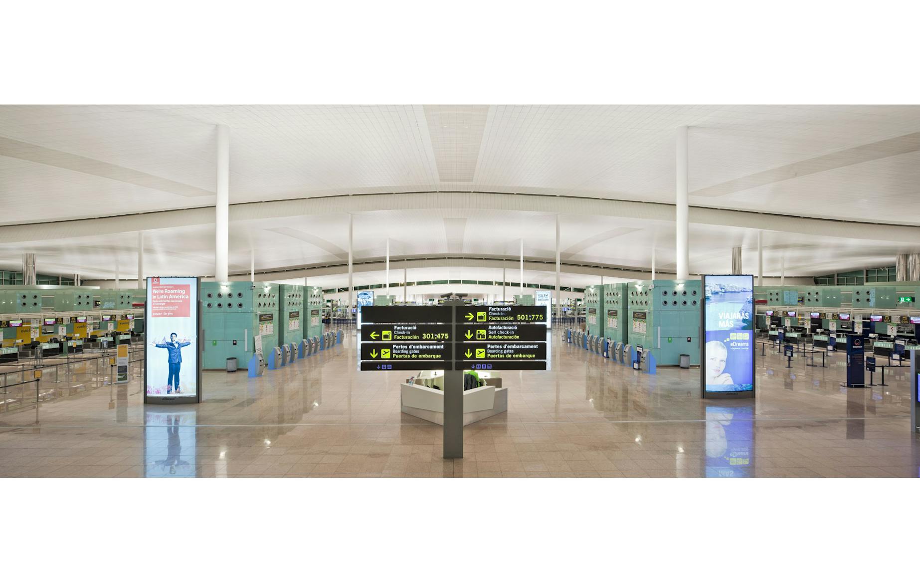 Аэропорт барселона вылеты. Аэропорт Барселоны терминал 1. Аэропорт Барселоны терминал 1 фото. Аэропорт в Барселоне дютифри. WIFI В аэропорту Барселоне.