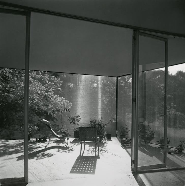 Farnsworth House, looking northwest from the interior of screened-in porch, furnished by Farnsworth. Undated. Photo by Gorman’s Child Photography. Courtesy and copyright of Newberry Library, Chicago, Illinois. Courtesy of Thresholds.