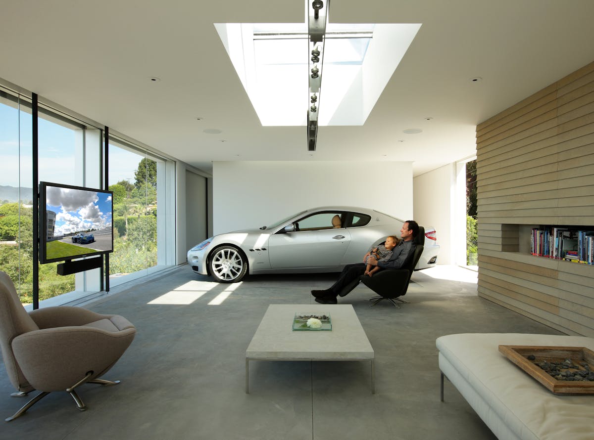 Мужчина машина квартира. Дизайнерский гараж. Современный гараж интерьер. Красивый интерьер гаража. Автомобиль дом.