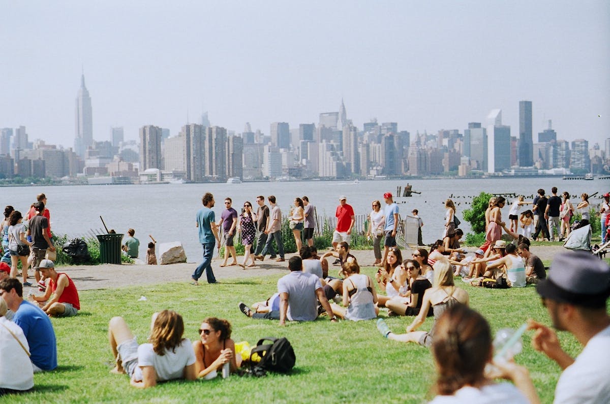 City tourism. Жизнь в Нью-Йорке 2022. Нью-Йорк население 2023. Нью Йорк люди. Население Нью-Йорка на 2021 численность.