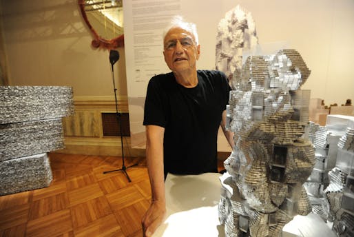 Monsieur Gehry avec ses modèles du Parc des Ateliers. Image via wikimedia.org