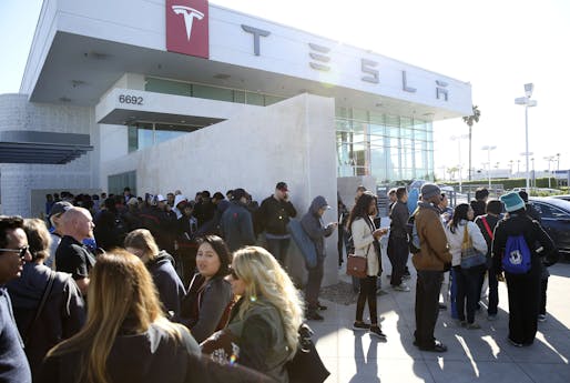 Model 3 pre-order line outside of a Tesla dealership. Image via vosizneias.com.