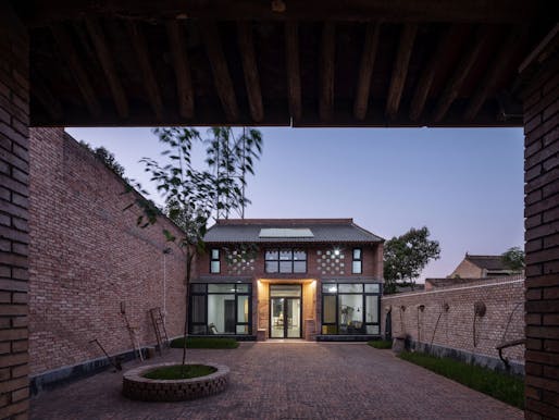 Regeneration of residential buildings in Guanzhong, Red Brick Dwellings in Ezi Village, Xianyang (China) / College of Architecture, Xi'an University of Architecture and Technology. Photo credit: Zhang Xiaoming