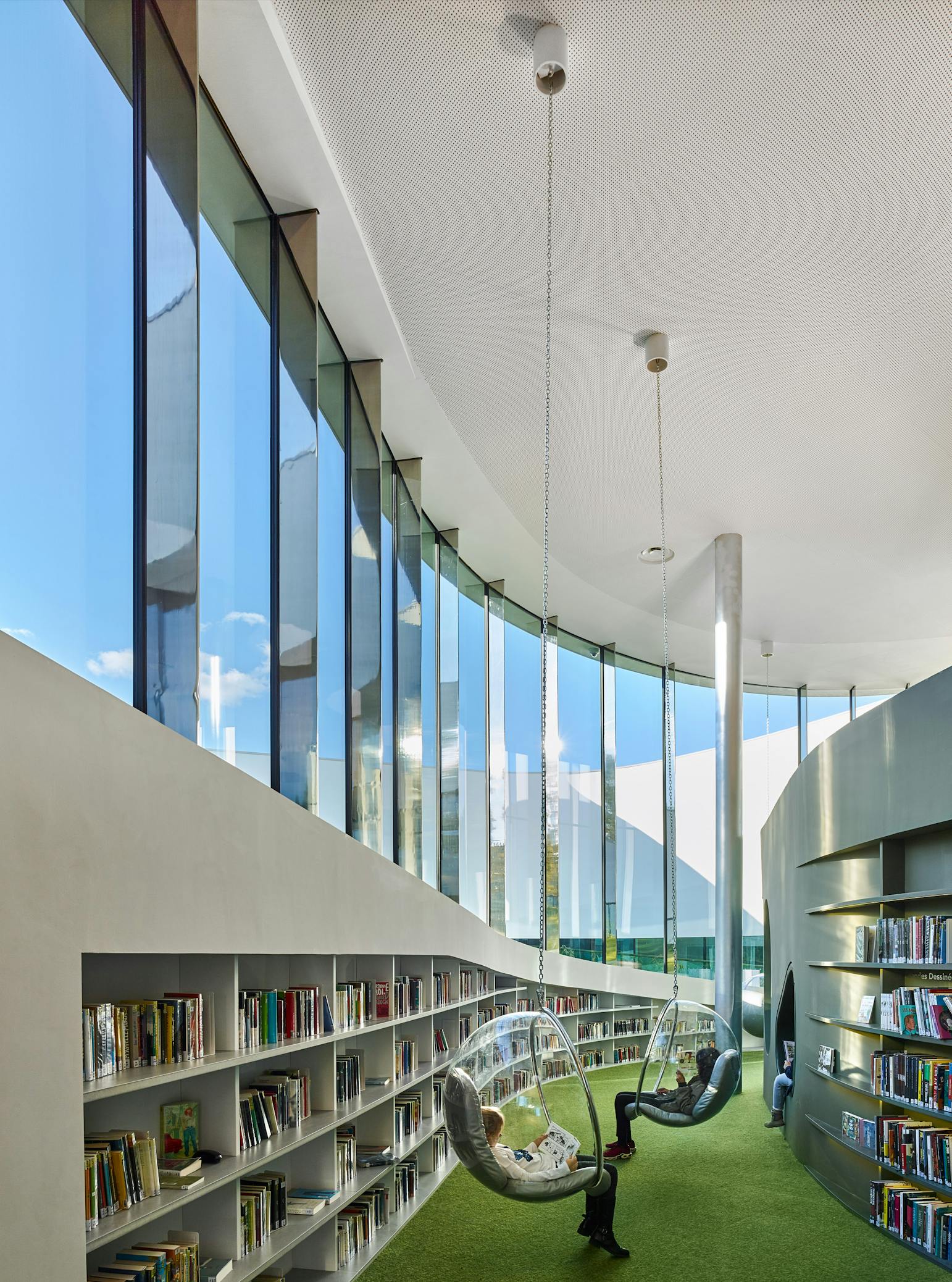 Media library. Медиабиблиотека Тьонвиль, Франция. Библиотека в Тьонвиле. Современная библиотека. Интерьер современной библиотеки.