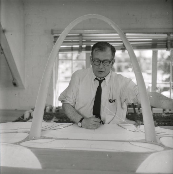 Eero Saarinen with a model of St. Louis’ Gateway Arch, ca. 1957. Credit: Manuscripts & Archives, Yale University Library. Courtesy of ADFF.