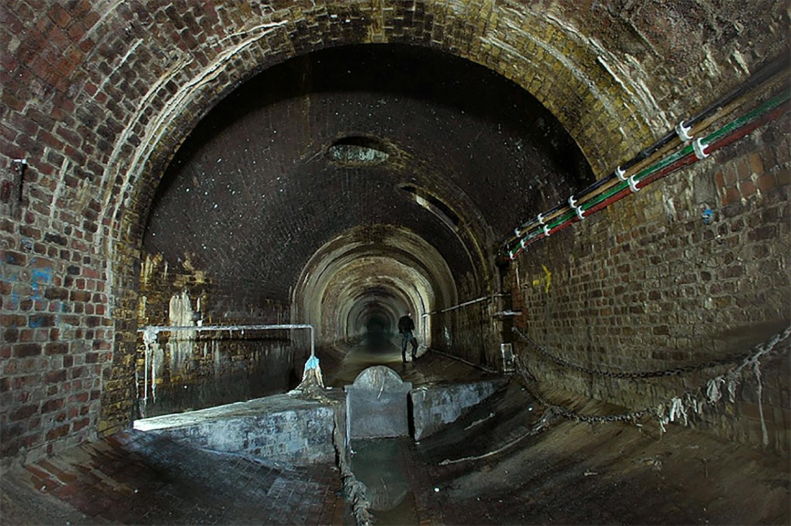 Канализация г воды. Катакомбы Лондона. Подземка катакомбы Лондон. Старинная канализация. Канализационный коллектор.