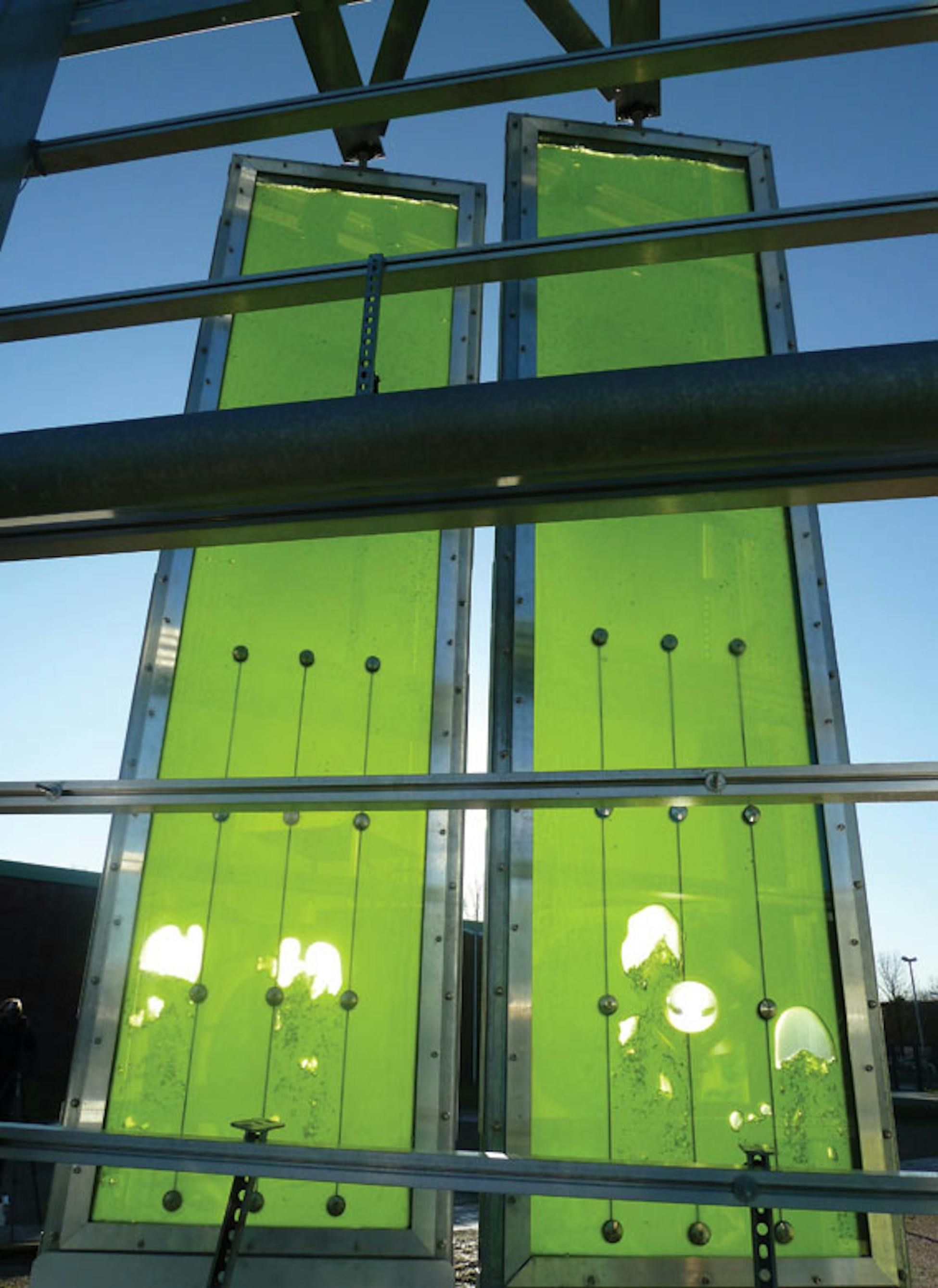 Bi q. "Дом из водорослей", Гамбург, Германия. Дом с водорослями в Гамбурге. Дом фотобиореактор в Гамбурге. Дом из водорослей в Гамбурге.
