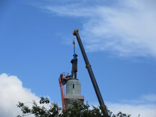 Robert E Lee statue at Lee Circle New Orleans being removed. Photo via flickr.